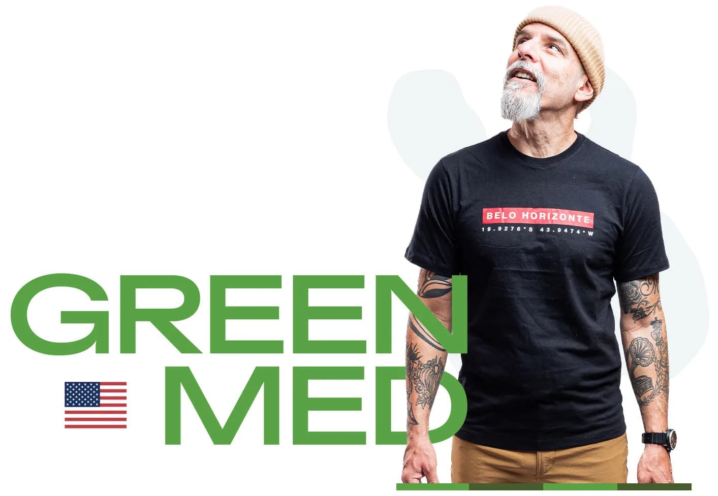 Homem em pé ao lado do wordmark GREENMED e da bandeira dos Estados Unidos, onde o óleo de CBD é produzido